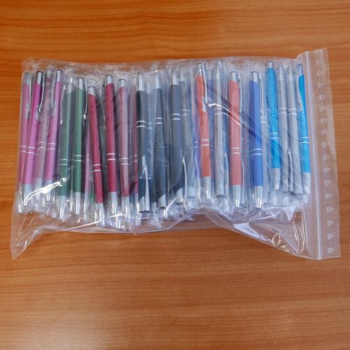 Probeset de 100 stylos a bille de laserqualité en aluminium 10 couleurs